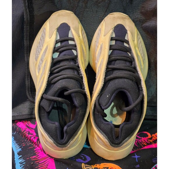 Adidas Yeezy 700 V3 Safflower - Picture 5 of 7